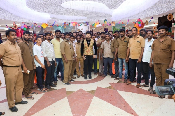 Legend Saravanan celebrating Vijayadashami with auto workers has gone viral 