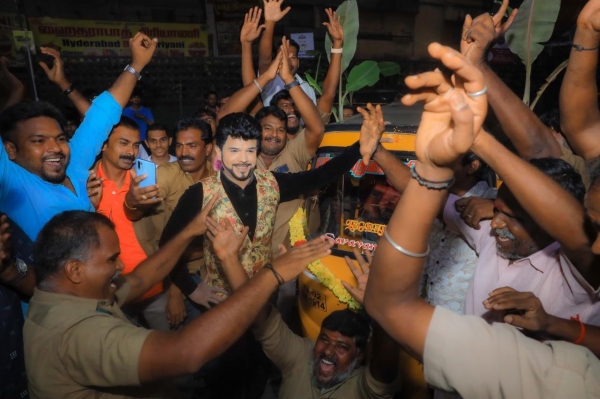 Legend Saravanan celebrating Vijayadashami with auto workers has gone viral 