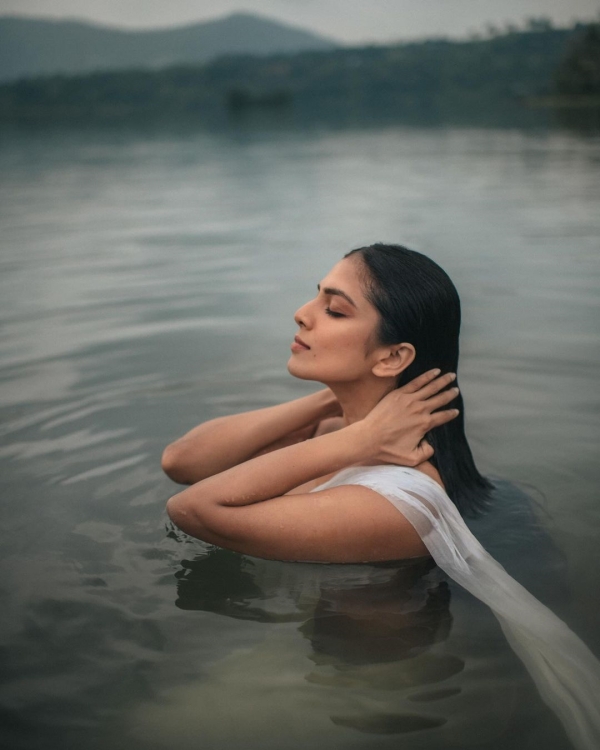 Actress Malavika Mohanan beautiful photos trending on internet
