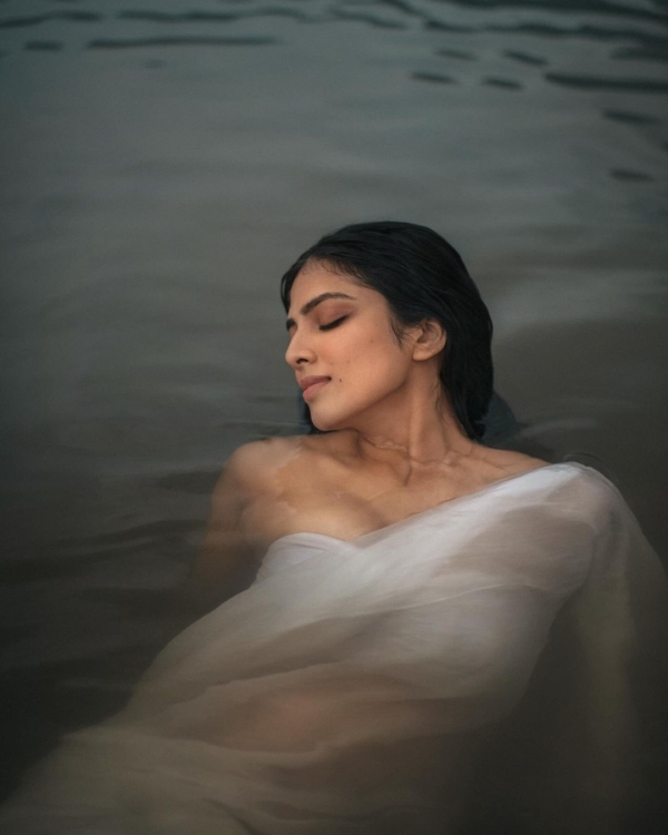Actress Malavika Mohanan beautiful photos trending on internet