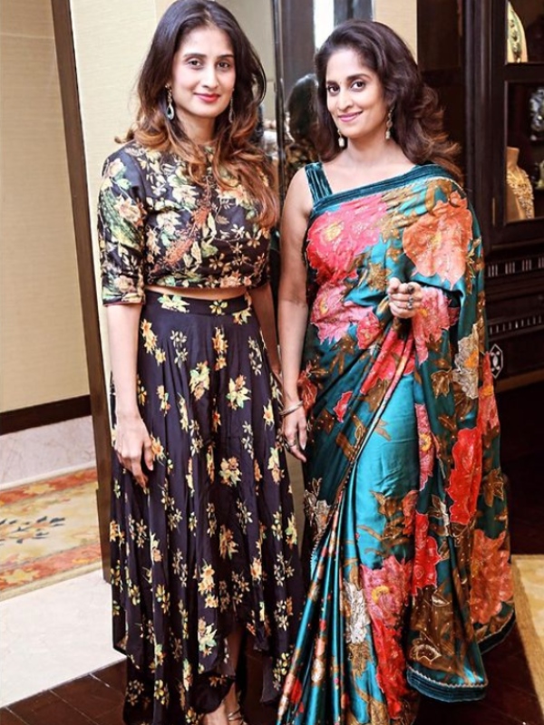 actress shamlee shared a picture with her sister shalini ajithkumar