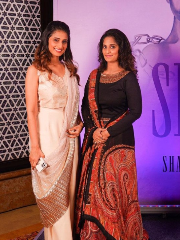 actress shamlee shared a picture with her sister shalini ajithkumar