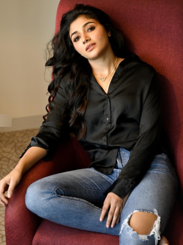 Jailer actress Mirna Menon latest modern clicks stuns fans