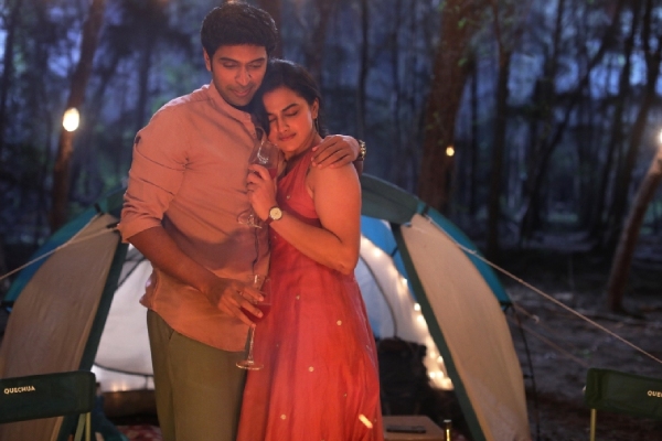 Irugapatru Review in Tamil: Love always comes from both ends