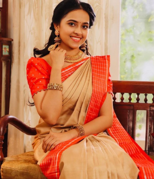Varuthapadatha Valibar Sangar Sridivya latest photos trending in social media