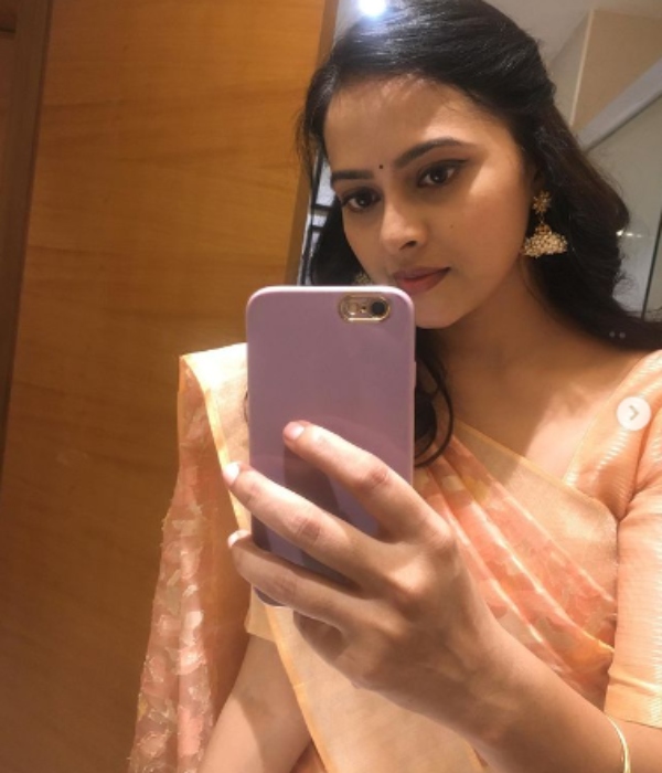 Varuthapadatha Valibar Sangar Sridivya latest photos trending in social media