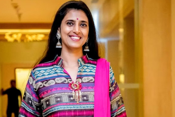 Vijay fans have condemned actress Kasthuri for criticizing Vijay