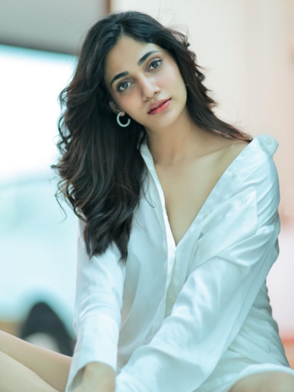 bigg boss fame losliya mariyanesan hot photos trending on social media