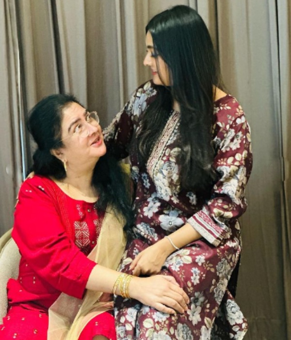 actress urvashi shared her daughter kunjatta photos on social media actress urvashi shared her daughter kunjatta photos on social media