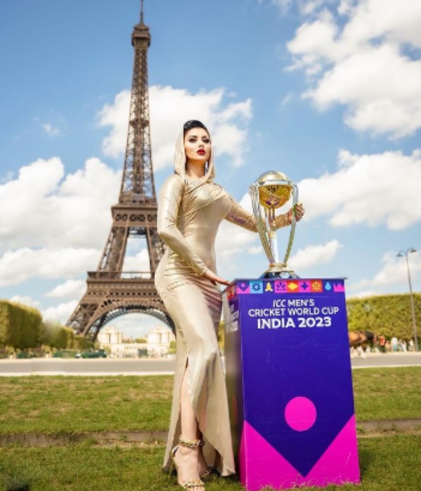 Urvashi Rautela enjoys India - Pak world cup match at stadium and shares a super video