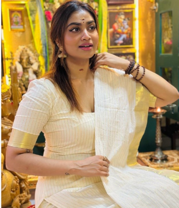 Shivani Narayanan celebrates Ayudha Pooja photos is a eye feast for fans