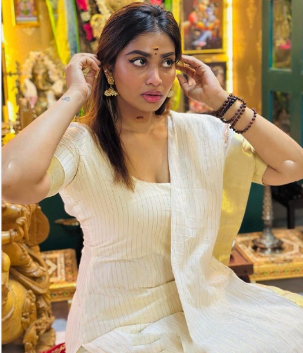 Shivani Narayanan celebrates Ayudha Pooja photos is a eye feast for fans
