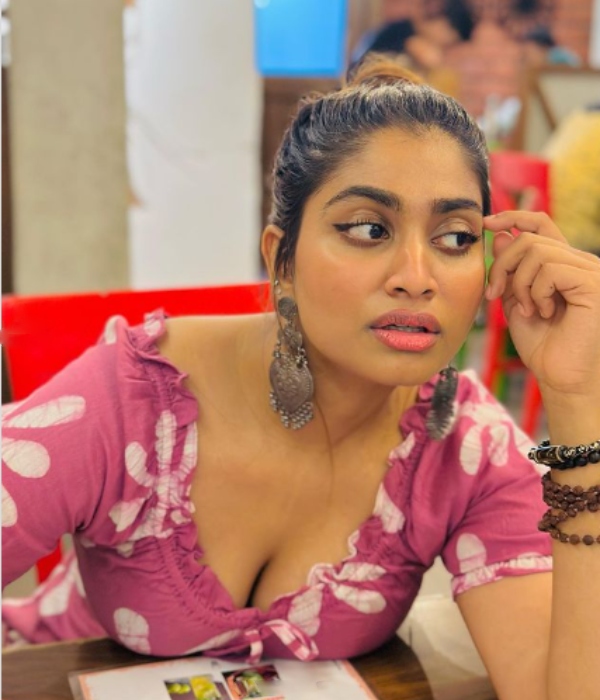 Shivani Narayanan celebrates Ayudha Pooja photos is a eye feast for fans