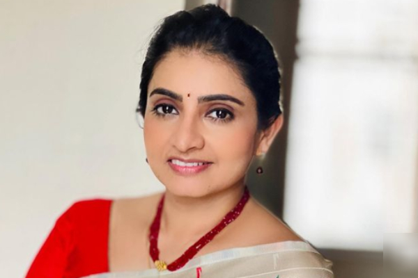 Vijay TVs Pandian stores serial going to end soon and Actress Sujitha shares family photo