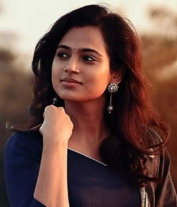 Actress Ramya Pandian told her college love story in an interview