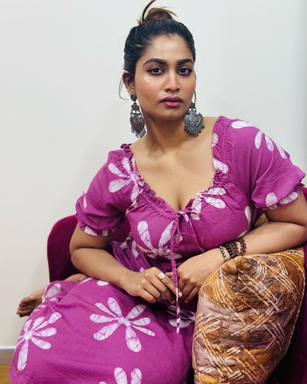 Bigg Boss fame Shivani Narayanan stuns fans with her latest Nighty pics