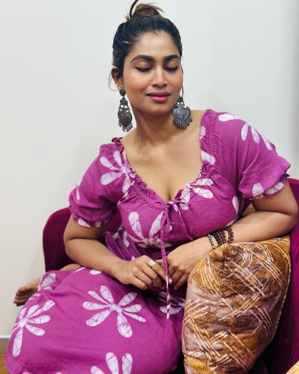 Bigg Boss fame Shivani Narayanan stuns fans with her latest Nighty pics