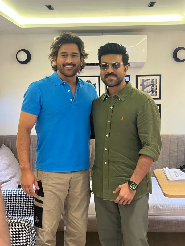 Dhoni meets Actor Ramcharan 