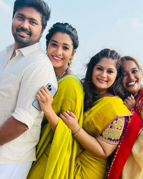 Priya Bhavani Shankar attends friend marriage with her lover photos trending Priya Bhavani Shankar attends friend marriage with her lover photos trending