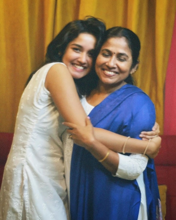 actress anikha surendran celebrate 19th birthday with mom
