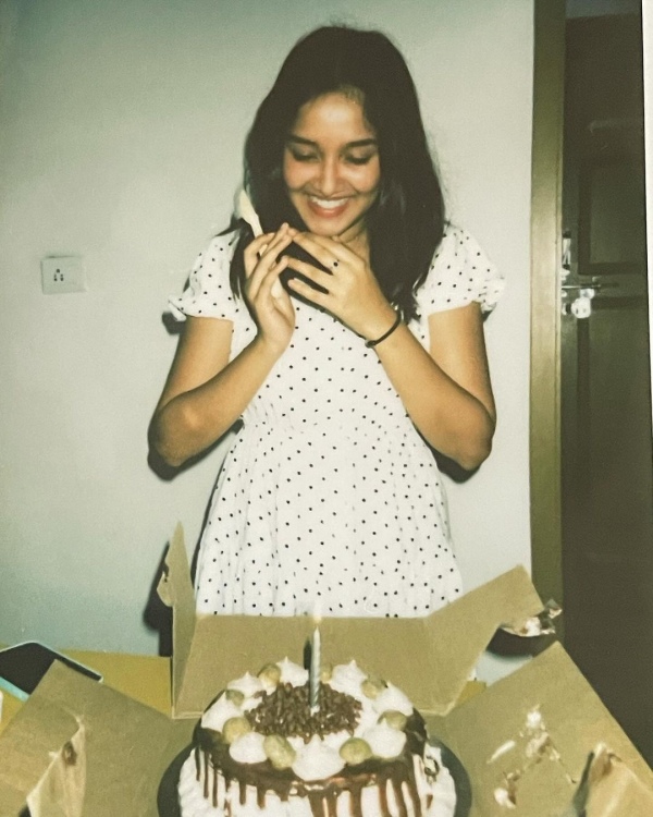 actress anikha surendran celebrate 19th birthday with mom
