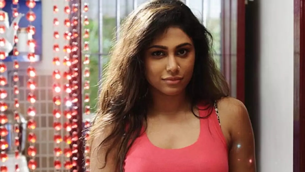 Valaipechu Bismi blames Seenu Ramasamy misbehave with Manisha Yadav shocks Kollywood Valaipechu Bismi blames Seenu Ramasamy misbehave with Manisha Yadav shocks Kollywood