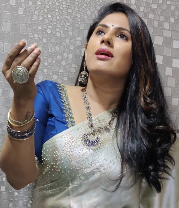 Iravin Nizhal actress Rekha Nair Opens up about his first divorce