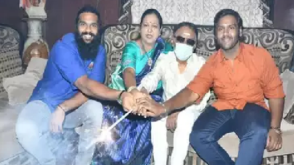 Fans are worried after seeing Vijayakanths photo released during Diwali celebrations. Fans are worried after seeing Vijayakanths photo released during Diwali celebrations.