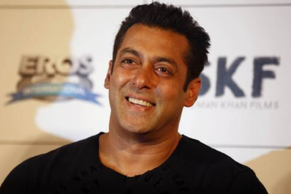 Actor Salman Khan knocks actress Aishwarya Rais door in the midnight