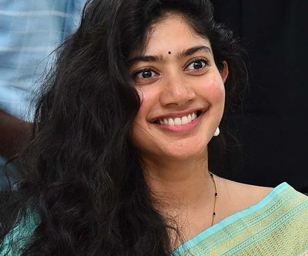 Actress Sai Pallavis new photo in SK21 shooting spot at Pondicherry impresses fans a lot Actress Sai Pallavis new photo in SK21 shooting spot at Pondicherry impresses fans a lot