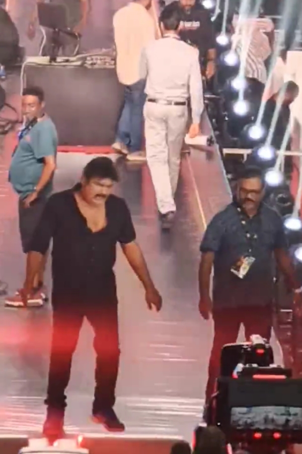 Valaipechu Anthanan trolls Mansoor Ali Khan who enters Leo Success Meet Valaipechu Anthanan trolls Mansoor Ali Khan who enters Leo Success Meet