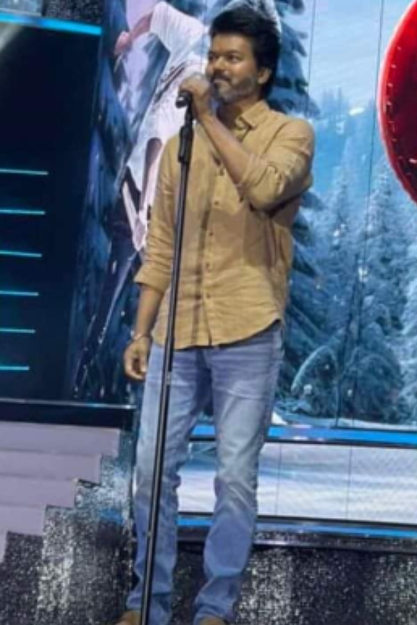  Vijay: Blue Sattai Maran who trolled Rajini in Vijays Kutty Story