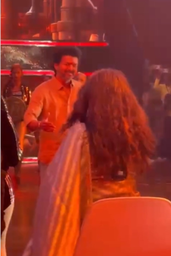 Vijay tv fame anchor dd talk about vijay hugging leo success meet