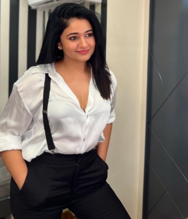 actress poonam bajwa instagram video controversy