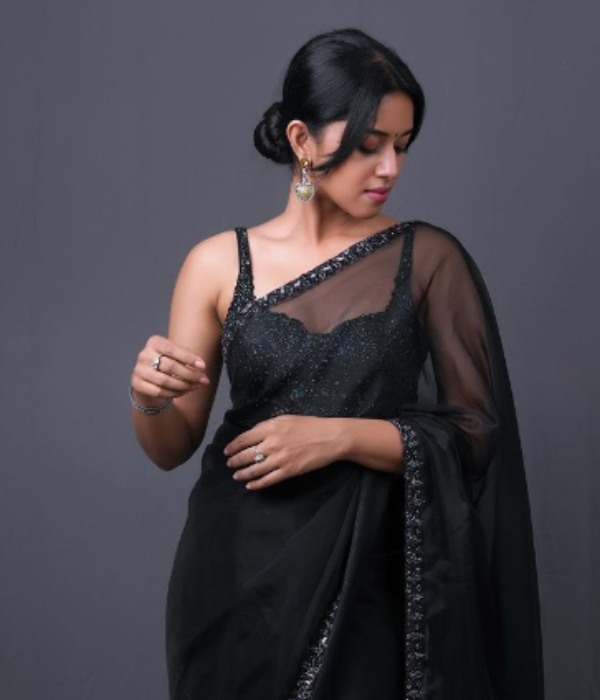 Actress Mirnalini Ravis new photoshoot pictures in black saree makes fans impressive Actress Mirnalini Ravis new photoshoot pictures in black saree makes fans impressive