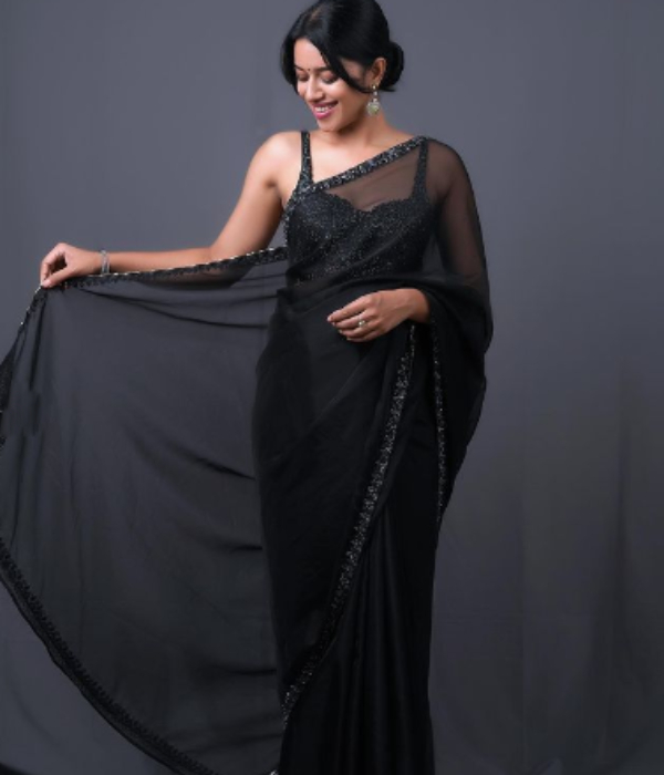 Actress Mirnalini Ravis new photoshoot pictures in black saree makes fans impressive Actress Mirnalini Ravis new photoshoot pictures in black saree makes fans impressive