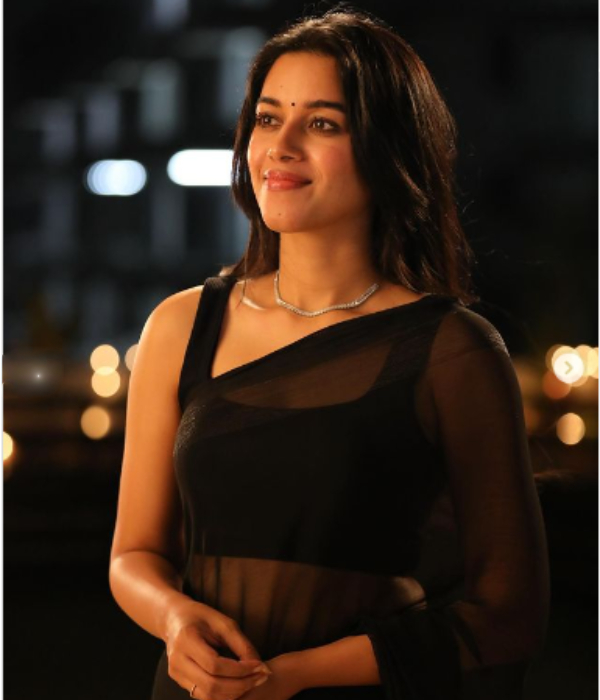 Actress Mirnalini Ravis new photoshoot pictures in black saree makes fans impressive Actress Mirnalini Ravis new photoshoot pictures in black saree makes fans impressive