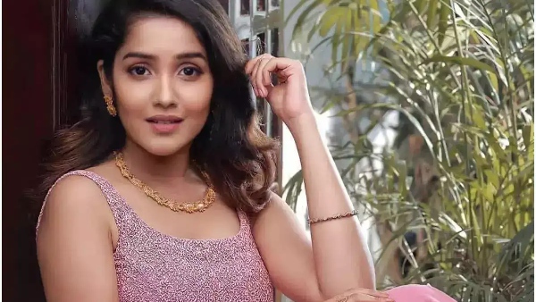 Anika, who played Ajiths daughter is making her debut as a Tamil heroine 