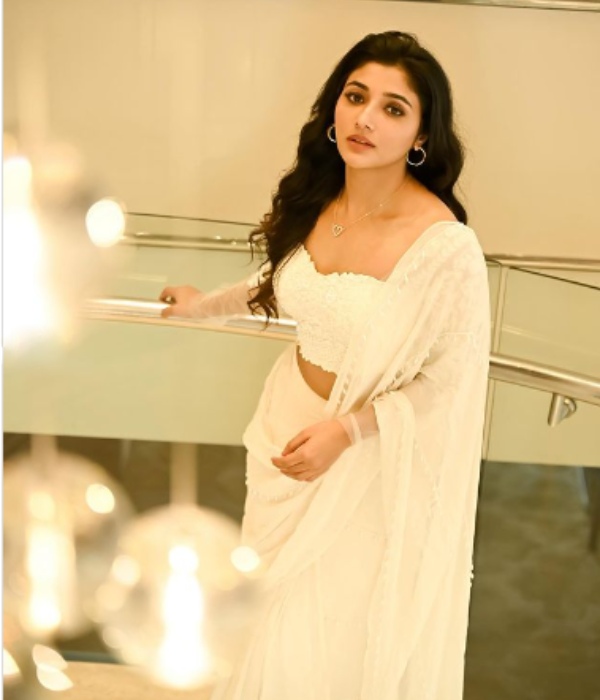 Actress Mirnaas latest photoshoot makes fans Stunned