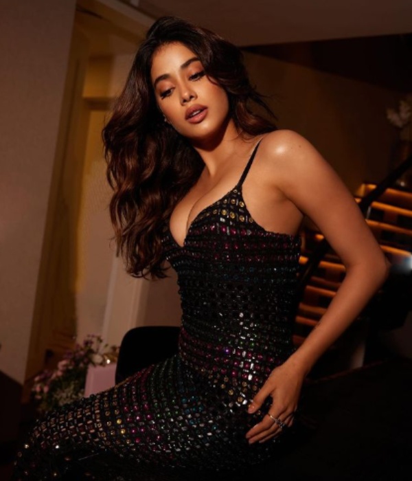 Janhvi Kapoor poses with coke bottle grabs fans attention
