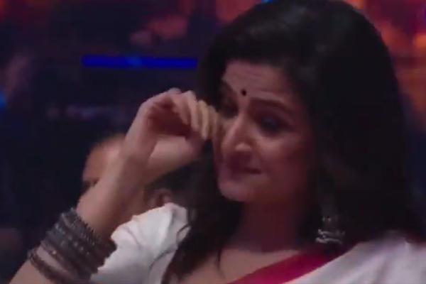 popular anchor dhivayadharshini crying video trending on social media 