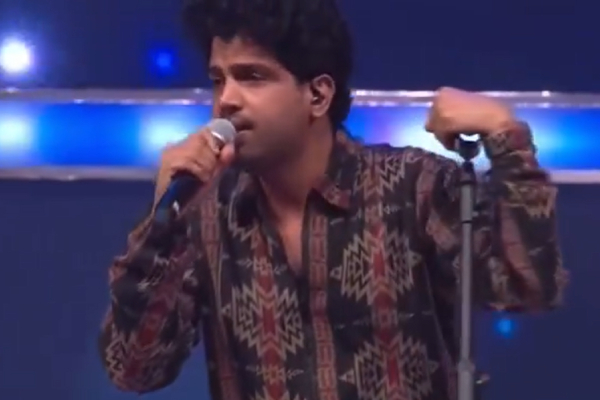 popular anchor dhivayadharshini crying video trending on social media 