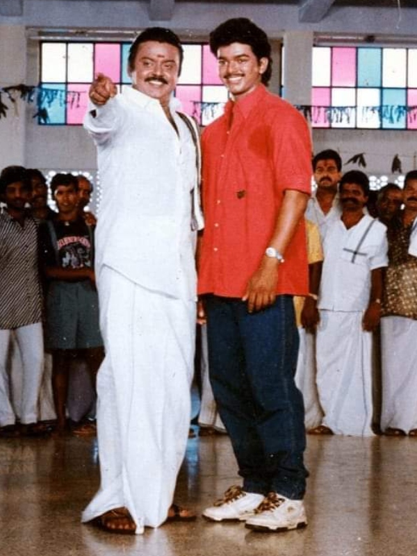  Vijayakanth: Vijayakanth with Vijay on Sendhoorapandi shooting spot photo is trending 