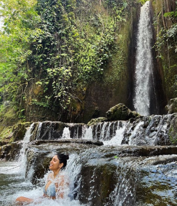 Actress Manisha Yadav hot photos fans happy