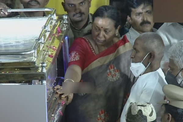 விஜய்காந்த் மறைவுக்கு இளையராஜா நேரில் அஞ்சலி