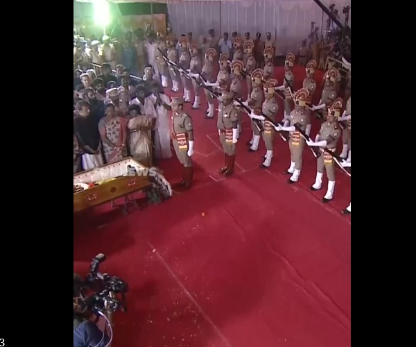 Captain Vijayakanths body is placed in Sandalwood ark