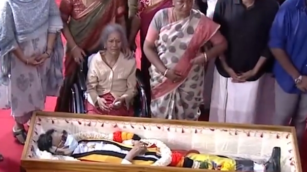 Captain Vijayakanths body is placed in Sandalwood ark