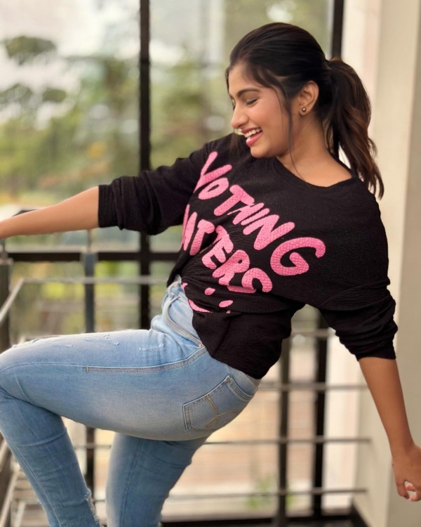 Archana lifted the Bigg Boss Tamil 7 Trophy at Grand Finale Archana lifted the Bigg Boss Tamil 7 Trophy at Grand Finale