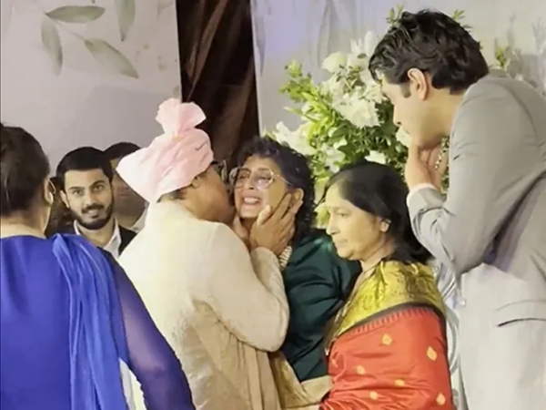 Aamir Khan: Aamir Khan kisses ex-wife Kiran at daughters wedding Aamir Khan: Aamir Khan kisses ex-wife Kiran at daughters wedding