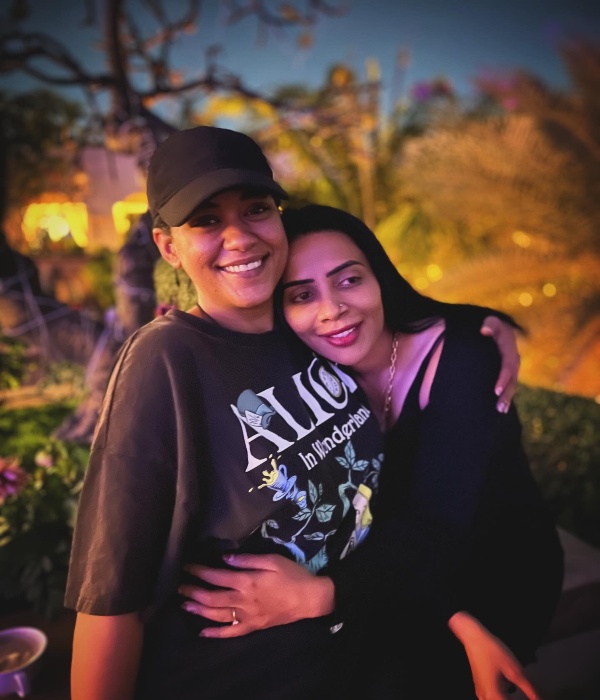 Mumait Khan shares pics with her friend photos out now